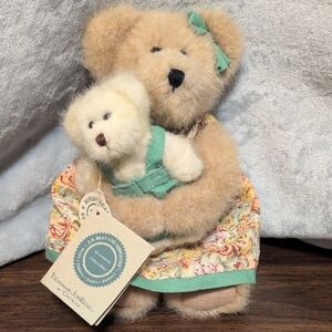 Boyds Bears "Momma Mcbear and Delmar" Tan and Green Mother and Baby Bear Set